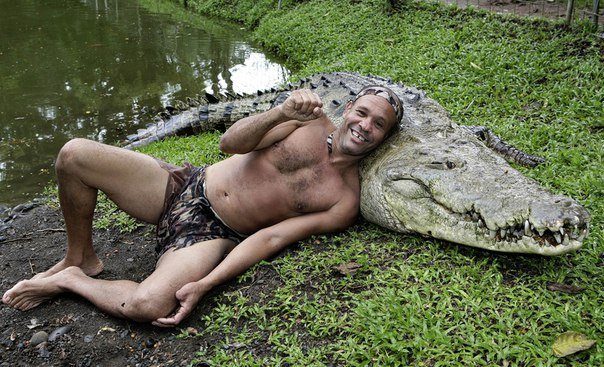 Мужчина спас крокодила и подружился с ним