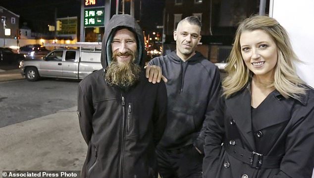 Бездомный потратил последние деньги, чтобы помочь девушке, и получил в награду 400 тысяч долларов