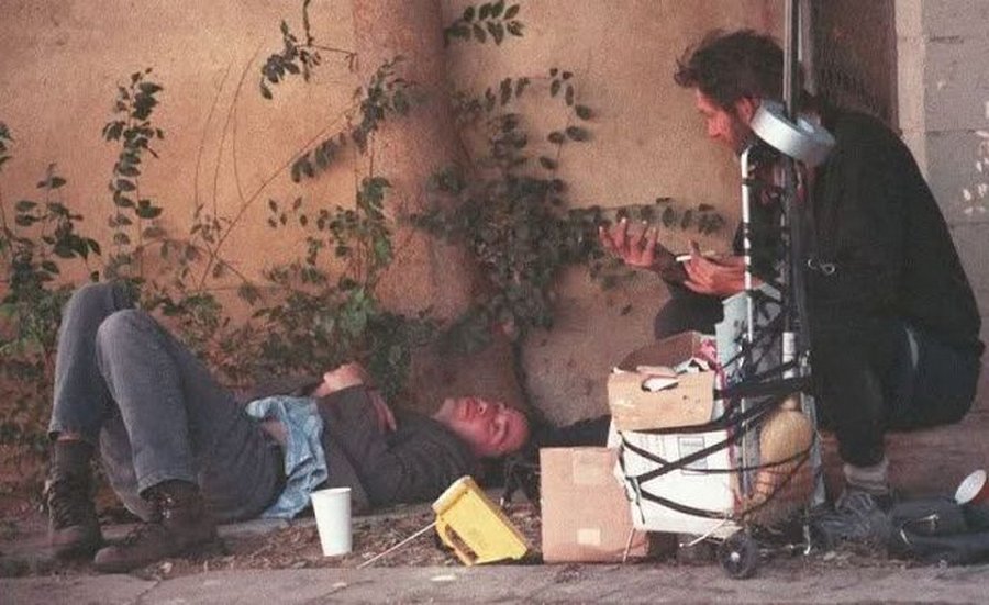 Киану Ривз обедает с бездомным 